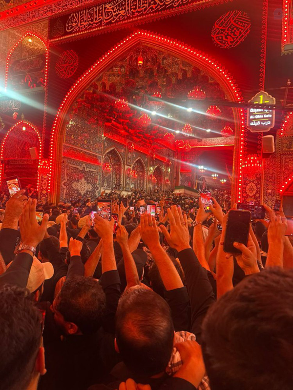 پیکر مطهر امام مجاهد شهید،  پس از ساعت‌ها تشییع در کربلای مُعلیٰ  در حرم امام حسین(ع) بر دستان مردم عزادار در حال تشییع است