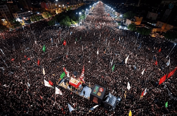 تصویری هوایی از جمعیت عزاداران در مراسم تشییع پیکر رهبر شهید انقلاب در کربلا