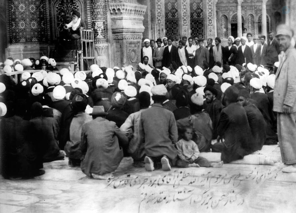 گوشه ای از مجلس درس مرحوم آیت الله بروجردی (قدس سره) در کنار صحن امام رضا(ع) آستان مقدس حضرت معصومه (س)