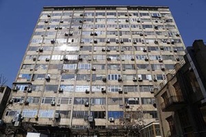 نمونه آپارتمان با نمای بی هویت در تهران