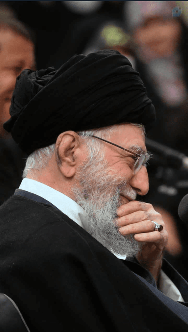 گلی گم کرده ام می‌جویم اورا 
به هر سو میروم میبویم اورا 
...😔💔🥀