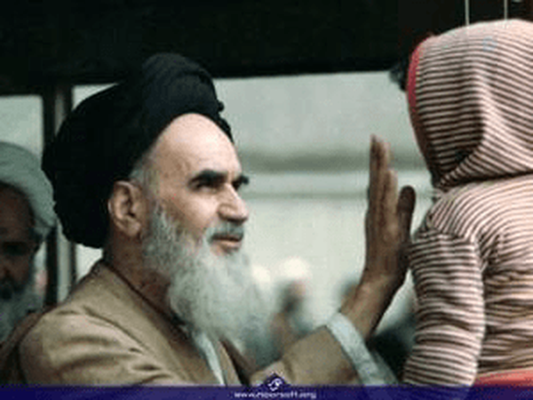 خمینی کبیر: توحید ماضعیف است که آمریکا را ابرقدرت می پنداریم.