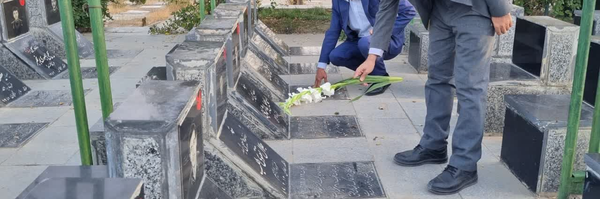 ‌ایستاده در غبار‌'s header picture