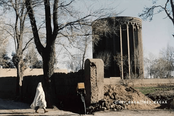تصویری قدیمی از برج تاریخی طغرل در شهرری