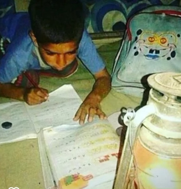 ۸ سال بدین شکل، درس خواندیم
و مشق نوشتیم...🙂
اونم مشق های دهه شصتی 
که شبی ۱۰ صفحه باید می نوشتیم 
الان یک صفحه شده!🙂