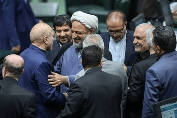 آقایان مسئول!
یادتان نرود که رهبری معظم در بیانات اخیر امر فرمودند به اشکالات غیر موجه و حتی موجه نپردازید.