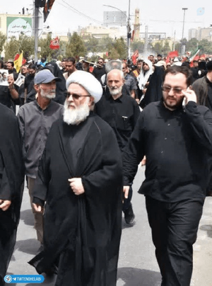 حضور فرزند حضرت آیت الله وحید خراسانی در تشییع جنازه مقام معظم رهبری شهید قدس سره
