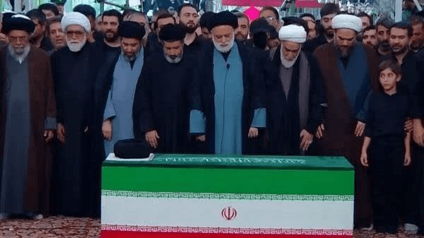 تنها جایی که فرزندان آقا از امتیاز و رابطه پدرشان استفاده‌کردن این‌جا بود که صف اول ایستادن برای خواندن نماز بر پیکر پدرشان